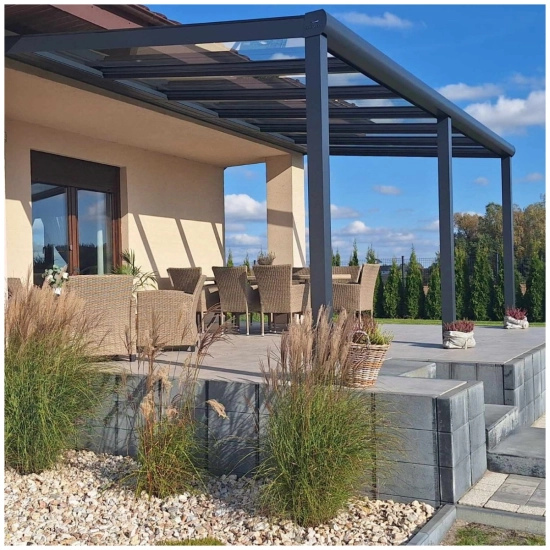 Aluminiowa konstrukcja tarasu z dachem poliwęglanowym 6x4 m – ochrona mebli i przestrzeni wypoczynkowej