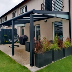 Nowoczesne zadaszenie tarasu 7,06 x 2,50 m – trwałe panele dachowe i lekka rama aluminiowa