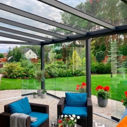 Nowoczesne zadaszenie tarasu 7,06 x 4,00 m – komfortowa przestrzeń wypoczynkowa