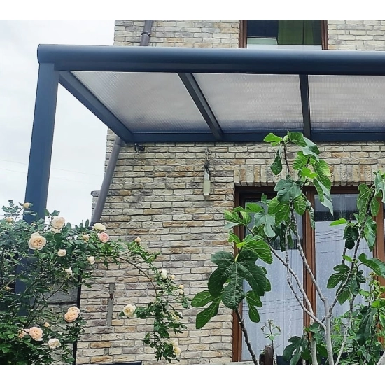Eleganckie zadaszenie tarasu z poliwęglanu i aluminium – nowoczesny design i funkcjonalność