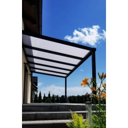 Aluminiowe zadaszenie tarasu 3,06 x 4,00 m z miejscem na meble ogrodowe